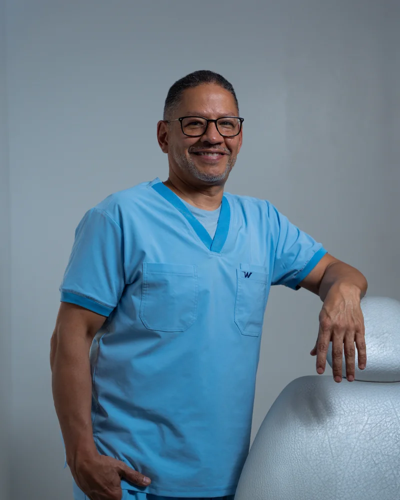 Dr. Carlos Paz — Implantólogo con más de 20 años de experiencia