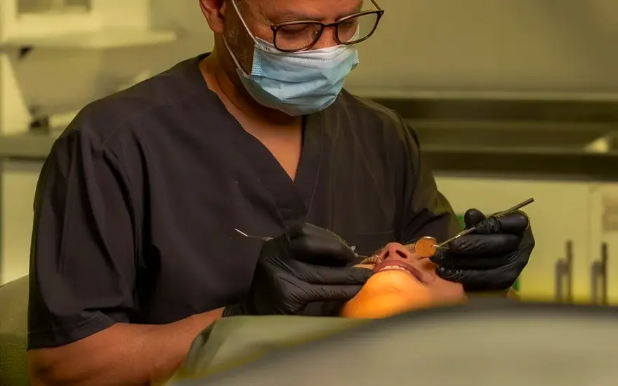 El Dr. Carlos Paz examinando a una paciente en su consultorio