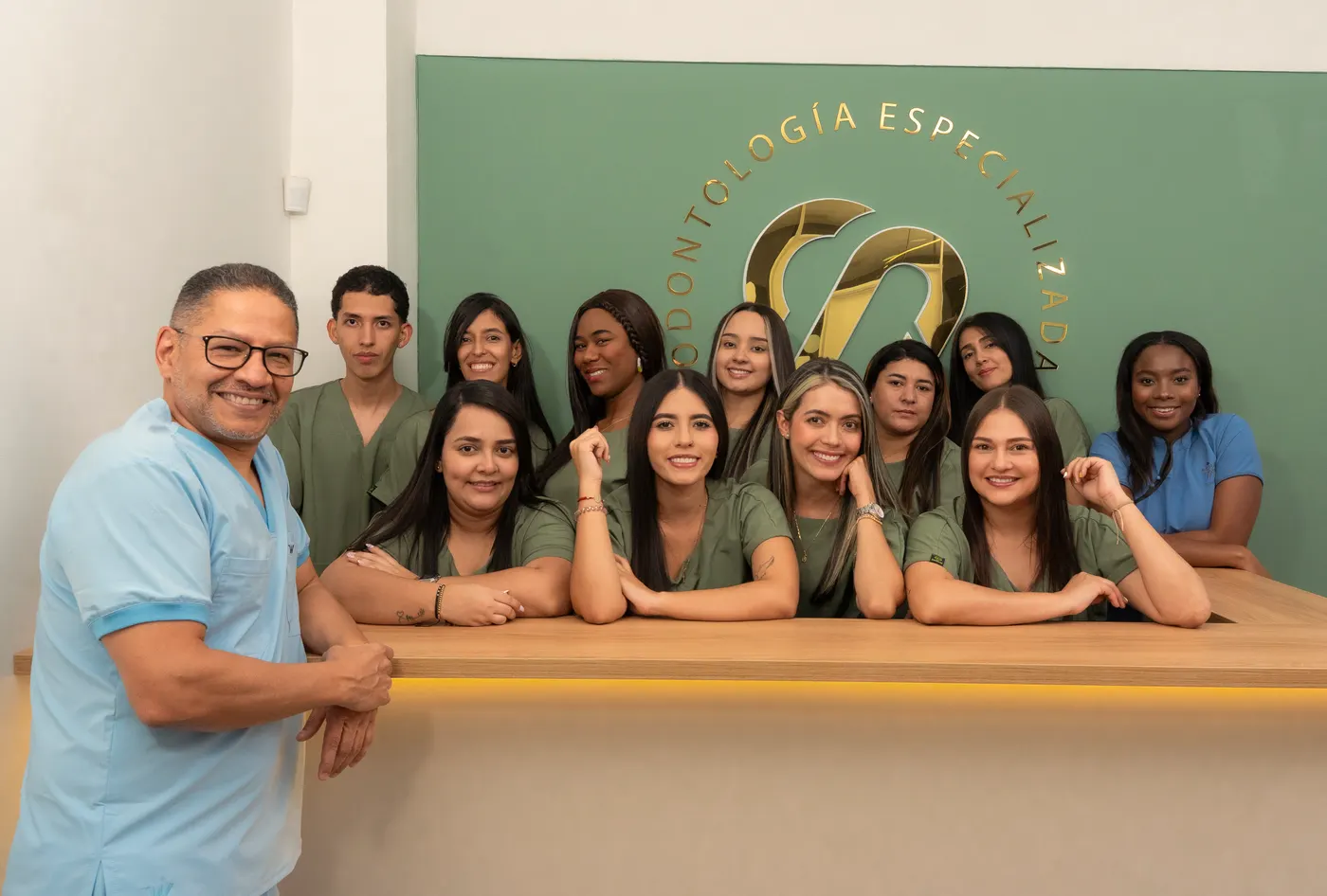 El Dr. Paz con el equipo de la clínica en la recepción